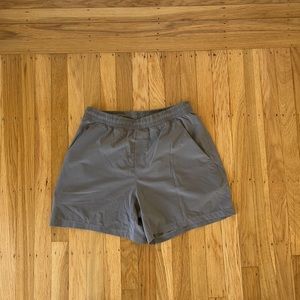 lululemon men’s m linerless pace taker 5” short- taupe